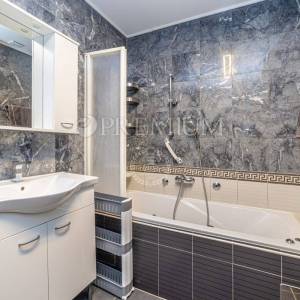 Njivice, prodaja namještene kuće s pogledom na more!