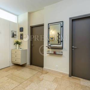 Njivice, prodaja namještene kuće s pogledom na more!