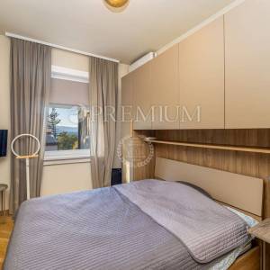 Njivice, prodaja namještene kuće s pogledom na more!