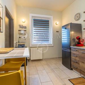 Njivice, prodaja namještene kuće s pogledom na more!