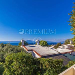 Njivice, prodaja namještene kuće s pogledom na more!