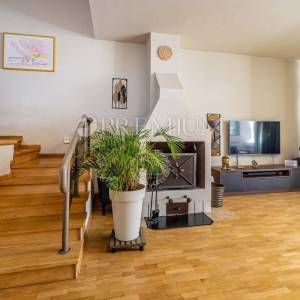 Njivice, prodaja namještene kuće s pogledom na more!