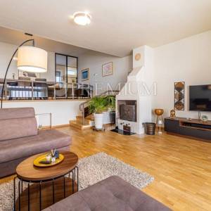 Njivice, prodaja namještene kuće s pogledom na more!