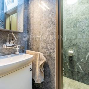 Njivice, prodaja namještene kuće s pogledom na more!