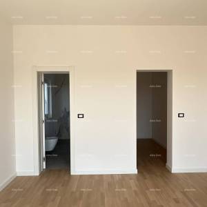 Nova  kuća sa bazenom, moderno uređena. 7 km do centra grada Poreča.