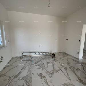 Nova  kuća sa bazenom, moderno uređena. 7 km do centra grada Poreča.