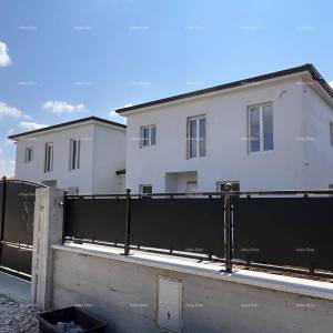 Nova  kuća sa bazenom, moderno uređena. 7 km do centra grada Poreča.