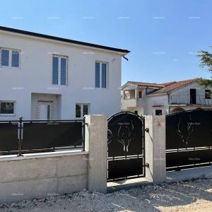 Nova  kuća sa bazenom, moderno uređena. 7 km do centra grada Poreča.