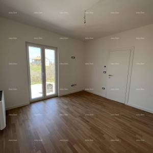 Nova  kuća sa bazenom, moderno uređena. 7 km do centra grada Poreča.