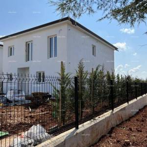 Nova  kuća sa bazenom, moderno uređena. 7 km do centra grada Poreča.