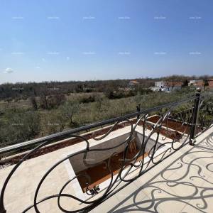 Nova  kuća sa bazenom, moderno uređena. 7 km do centra grada Poreča.