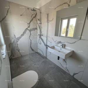 Nova  kuća sa bazenom, moderno uređena. 7 km do centra grada Poreča.