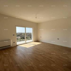 Nova  kuća sa bazenom, moderno uređena. 7 km do centra grada Poreča.