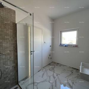 Nova  kuća sa bazenom, moderno uređena. 7 km do centra grada Poreča.