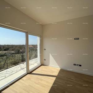 Nova  kuća sa bazenom, moderno uređena. 7 km do centra grada Poreča.