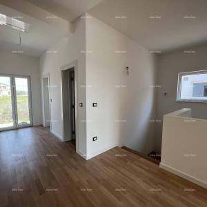 Nova  kuća sa bazenom, moderno uređena. 7 km do centra grada Poreča.