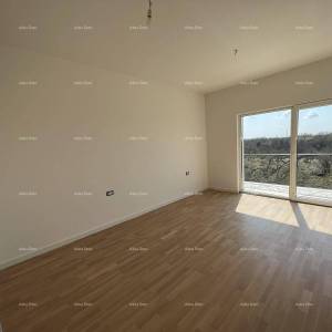 Nova  kuća sa bazenom, moderno uređena. 7 km do centra grada Poreča.