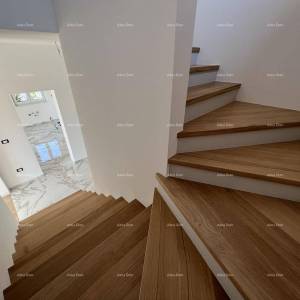 Nova  kuća sa bazenom, moderno uređena. 7 km do centra grada Poreča.