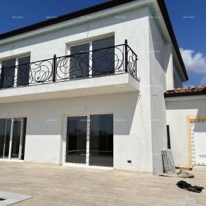 Nova  kuća sa bazenom, moderno uređena. 7 km do centra grada Poreča.