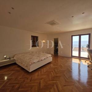 NOVI VINODOLSKI, kuća na izvrsnoj lokaciji 80m od mora