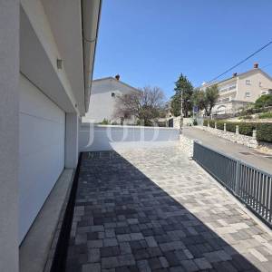 NOVI VINODOLSKI, kuća na izvrsnoj lokaciji 80m od mora