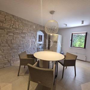 NOVI VINODOLSKI, kuća na izvrsnoj lokaciji 80m od mora