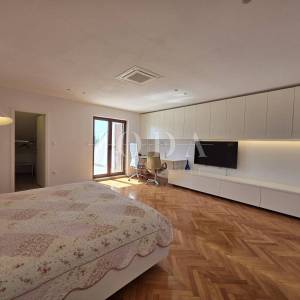 NOVI VINODOLSKI, kuća na izvrsnoj lokaciji 80m od mora