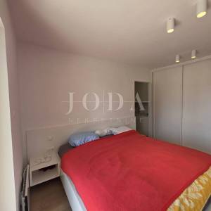 NOVI VINODOLSKI, kuća na izvrsnoj lokaciji 80m od mora