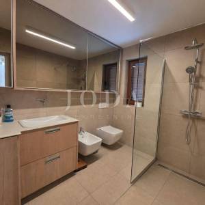 NOVI VINODOLSKI, kuća na izvrsnoj lokaciji 80m od mora