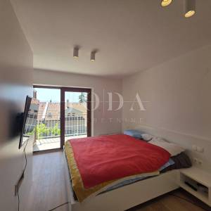 NOVI VINODOLSKI, kuća na izvrsnoj lokaciji 80m od mora