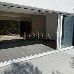 NOVI VINODOLSKI, kuća na izvrsnoj lokaciji 80m od mora