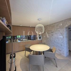 NOVI VINODOLSKI, kuća na izvrsnoj lokaciji 80m od mora