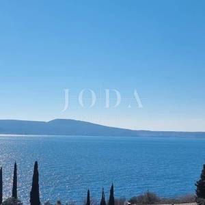 NOVI VINODOLSKI, kuća na izvrsnoj lokaciji 80m od mora