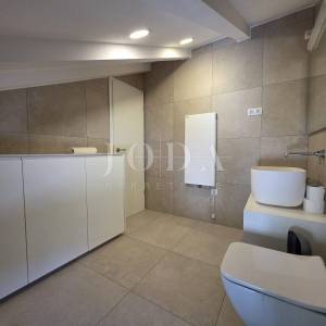 NOVI VINODOLSKI, kuća na izvrsnoj lokaciji 80m od mora