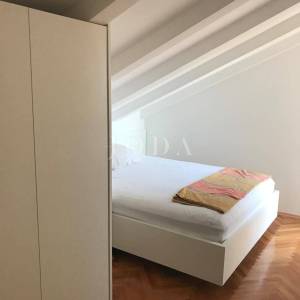 NOVI VINODOLSKI, kuća na izvrsnoj lokaciji 80m od mora