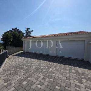 NOVI VINODOLSKI, kuća na izvrsnoj lokaciji 80m od mora