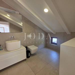 NOVI VINODOLSKI, kuća na izvrsnoj lokaciji 80m od mora