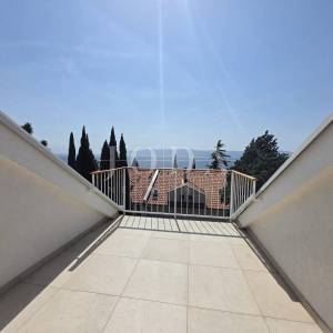 NOVI VINODOLSKI, kuća na izvrsnoj lokaciji 80m od mora