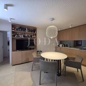 NOVI VINODOLSKI, kuća na izvrsnoj lokaciji 80m od mora