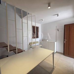 NOVI VINODOLSKI, kuća na izvrsnoj lokaciji 80m od mora