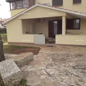 NOVIGRAD - Prodaja dva stana u obiteljskoj kući