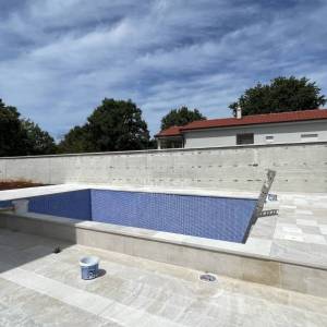 NOVO! Pomer, kuća s bazenom, 3SS