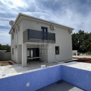 NOVO! Pomer, kuća s bazenom, 3SS