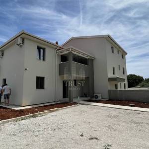 NOVO! Pomer, kuća s bazenom, 3SS