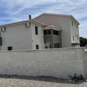 NOVO! Pomer, kuća s bazenom, 3SS