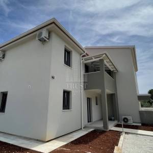 NOVO! Pomer, kuća s bazenom, 3SS