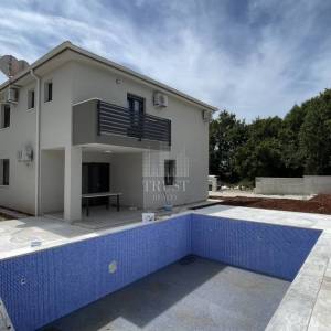 NOVO! Pomer, kuća s bazenom, 3SS