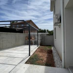 NOVO! Pomer, kuća s bazenom, 3SS