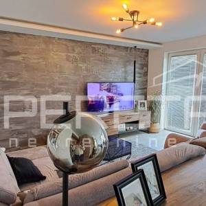 Elegantna kuća okružena zelenilom – potpuno namještena i useljiva