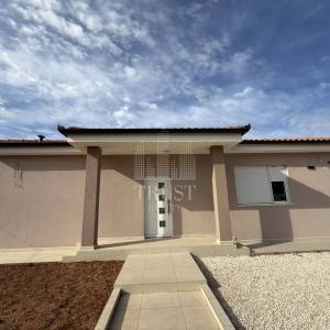 Okolica Pule: Moderna vila prizemnica s bazenom